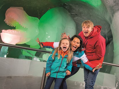 Ausflug mit Kindern - Alter der Kinder: 2 bis 4 Jahre - Erlebe eine Zeitreise durch die Geschichte im Dachstein Eispalast. - Dachstein Seilbahn & Gletscher