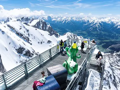 Ausflug mit Kindern - Alter der Kinder: 1 bis 2 Jahre - Der Dachstein Sky Walk garantiert einzigartige Aus- und Tiefblicke. - Dachstein Seilbahn & Gletscher