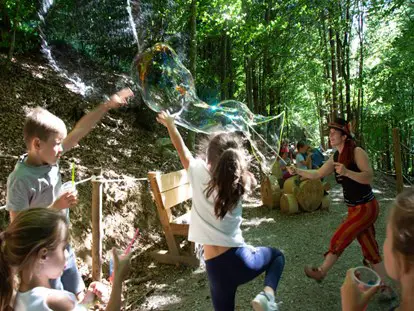 Ausflug mit Kindern - Ausflugsziel ist: ein Freizeitpark - Top Ausflugsziel Kärnten Familywald Ossiacher See mit Zauberer und Streetperformer - Familywald Ossiacher See