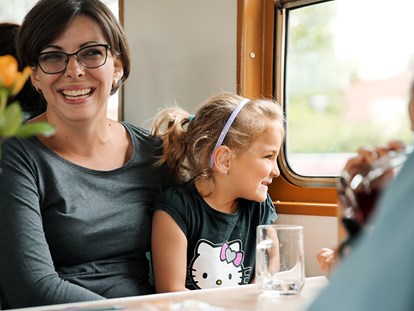 Ausflug mit Kindern - Witterung: Schönwetter - Besondere Ausblicke genießen - Bahnerlebnis Reblaus Express