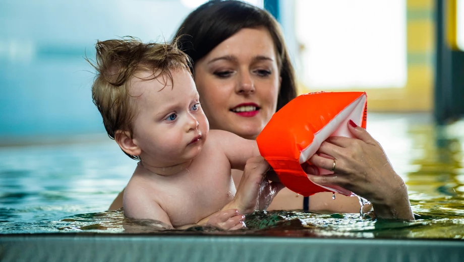 Maman met les ailes d'eau de bébé