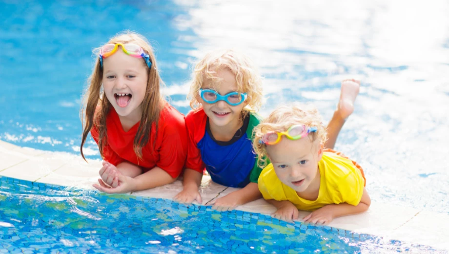 Enfants au bord de la piscine