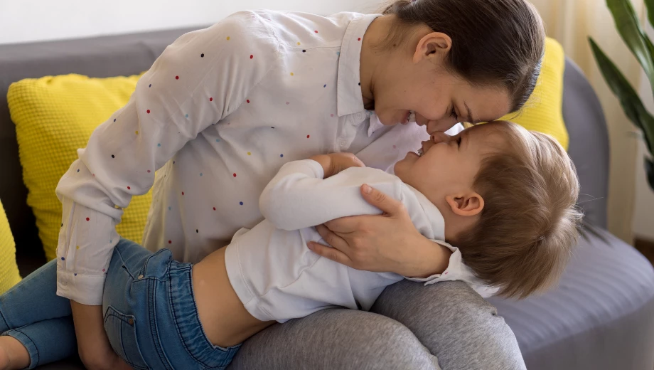 Maman avec enfant sur le canapé