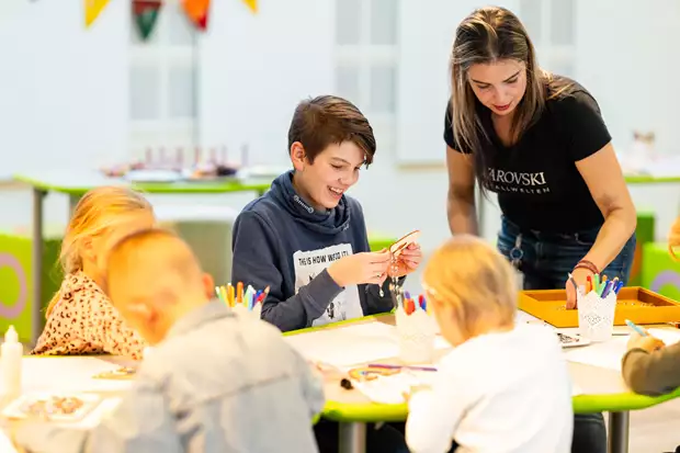 Kinderen in de creatieve werkplaats in de Swarovski Kristallwelten