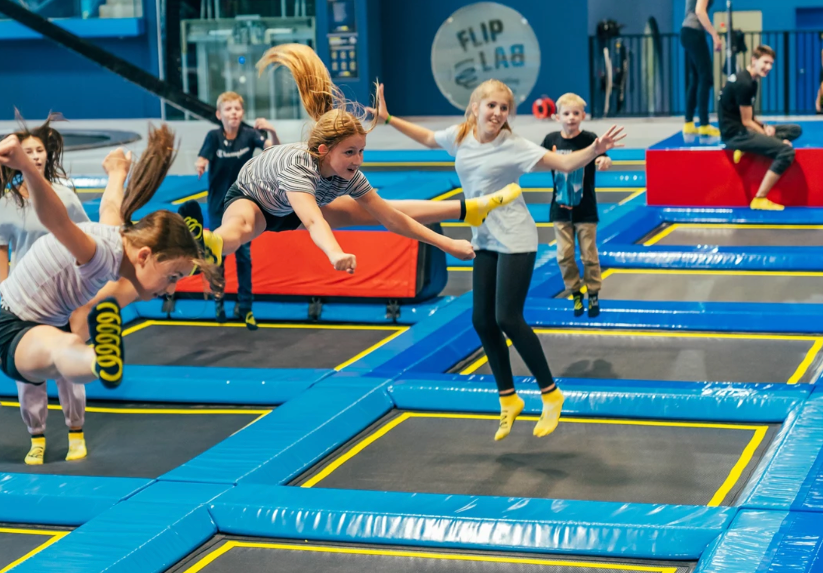 Kinder springen auf Trampolinen im FLIP LAB Wien.