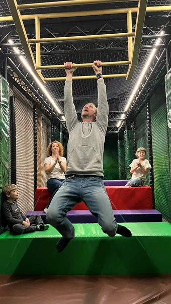 ikuna_indoor_familie-kletternder-vater