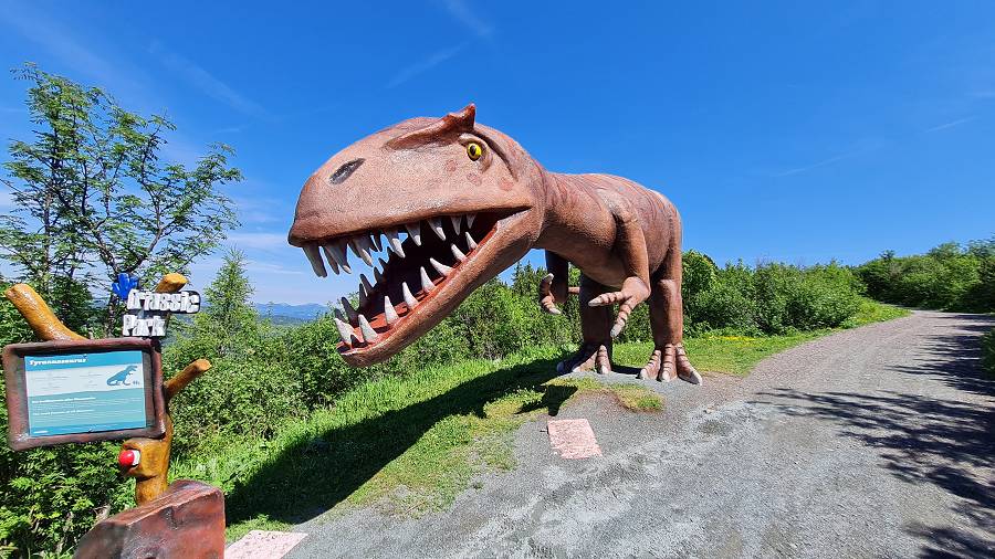 Dino auf der Steinplatte