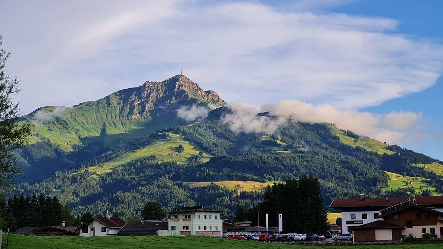 Hahnenkamm von Kirchdorf aus gesehen