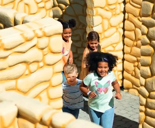 Kinderen rennen door het gekke inlooplabyrint in het Ravensburger Spieleland