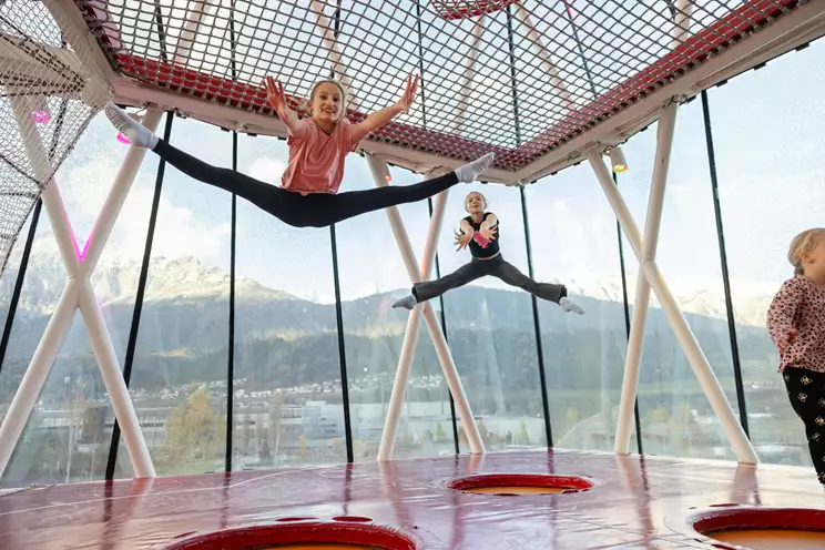 Springende kinderen in de speeltoren
