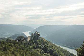 Donau mit Burgruine Dürnstein im Vordergrund