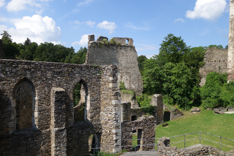 Ausflugsziel - Blick in den Innenhof der Burgruine Schaunberg - Rittergeschichte(n) auf der Schaunburg