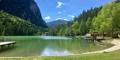 Trip with children - Kinderwagen: vollständig geeignet - Tyrol - Strandbadgelände - Naturbadesee Tristacher See