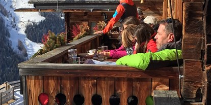Ausflug mit Kindern - Gastronomie: Familien-Alm - Gais (Trentino-Südtirol) - Der Balkon der Hütte - Uwaldalm in St. Magdalena