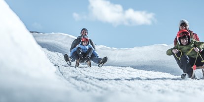 Ausflug mit Kindern - Umgebungsschwerpunkt: Berg - Steinegg (Trentino-Südtirol) - Meran2000_Winter_Familie_Rodel
©Manuel Kottersteger (53) - Naturrodelbahn Meran 2000