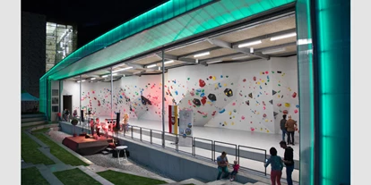 Trip with children - Teis - Boulderwettkampfanlage bei Nacht - Kletterhalle Vertikale