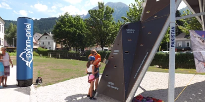 Ausflug mit Kindern - Schatten: vollständig schattig - Oberösterreich - Vor dem Museum befindet sich der K2-Kletterturm. Entlang der maßstabsgetreuen Nachbildung der Strecke zum Gipfel des K2 können sowohl Kinder als auch Erwachsene rauf- und wieder runterklettern. - Zwischen Himmel und Erde - Gerlinde Kaltenbrunner und die Welt der 8000er