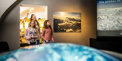 Ausflug mit Kindern - Umgebungsschwerpunkt: Berg - Ritzmannsdorf - Von jedem einzelnen 8000er sehen die Besucher beeindruckende Bilder und Filme. Interessante Fakten und Wissenswertes ergänzen gibt es zum Nachlesen auf Touchscreens.  - Zwischen Himmel und Erde - Gerlinde Kaltenbrunner und die Welt der 8000er