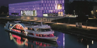 Ausflug mit Kindern - Ausflugsziel ist: eine Schifffahrt - Troß - Das Kristallschiff vor dem Kunstmuseum Lentos. - Donauschifffahrt Wurm & Noé