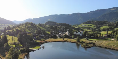 Ausflug mit Kindern - Niederhof (Bruck an der Großglocknerstraße) - Luftaufnahme mit Blick auf den Goldegger See, die Badeanstalt und das Schloss Goldegg. - Moorbadeanstalt