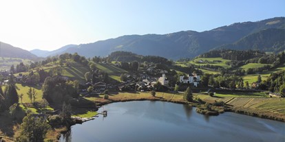Ausflug mit Kindern - Gerling (Saalfelden am Steinernen Meer) - Luftaufnahme mit Blick auf den Goldegger See, die Badeanstalt und das Schloss Goldegg. - Moorbadeanstalt