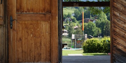 Ausflug mit Kindern - Ausflugsziel ist: ein Bad - Mühlbach am Hochkönig - Eingang der Moorbadeanstalt. - Moorbadeanstalt