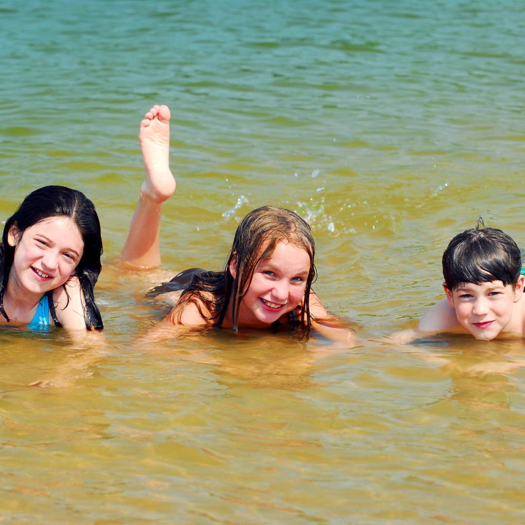 Ausflug mit Kindern - Symbolbild für Ausflugsziel Naturbadesee  Freizeitanlage Hollersbach. Keine korrekte oder ähnlich Darstellung! - Naturbadesee  Freizeitanlage Hollersbach