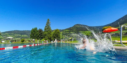 Ausflug mit Kindern - großes Sportbecken mit Sprungsockel - Hinkelsteinbad Piesendorf