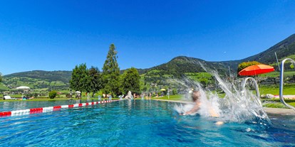 Ausflug mit Kindern - Alter der Kinder: Jugendliche - Saalfelden am Steinernen Meer - großes Sportbecken mit Sprungsockel - Hinkelsteinbad Piesendorf