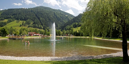 Trip with children - Ausflugsziel ist: ein Bad - Austria - Blick über den Badesee im Freizeitpark Pichl zum Freizeitstüberl - Freizeitpark Pichl