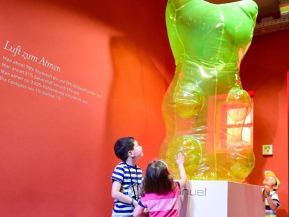 Ausflug mit Kindern - Themenschwerpunkt: Kunst - Atmender Gummibär - Kräftereich St. Jakob im Walde
