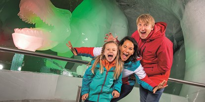 Ausflug mit Kindern - Themenschwerpunkt: Wandern - Erlebe eine Zeitreise durch die Geschichte im Dachstein Eispalast. - Dachstein Seilbahn & Gletscher