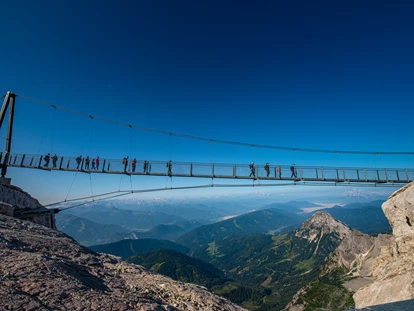 Viaggio con bambini - Nervenkitzel mit Aussicht verspricht die höchstgelegene Hängebrücke Österreichs. - Dachstein Seilbahn & Gletscher