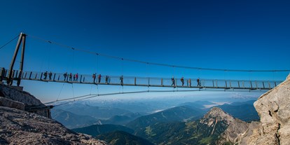 Ausflug mit Kindern - Themenschwerpunkt: Bewegung - Nervenkitzel mit Aussicht verspricht die höchstgelegene Hängebrücke Österreichs. - Dachstein Seilbahn & Gletscher