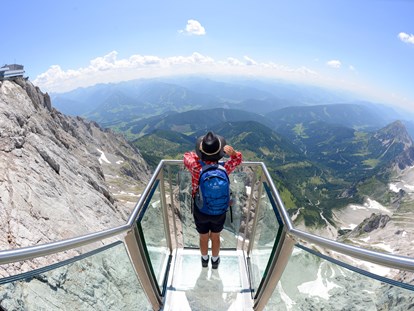 Ausflug mit Kindern - Umgebungsschwerpunkt: Berg - Waldhof - Die Treppe ins Nichts führt dich über 14 schmale Stufen hinab auf ein Glaspodest in schwindelerregender Höhe. - Dachstein Seilbahn & Gletscher