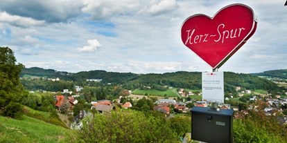 Ausflug mit Kindern - Witterung: Schönwetter - Thermenland Steiermark - Für diesen Wanderweg sind allein Offenheit für die Natur und für die Partnerin bzw. den Partner notwendig. Vielfältige Impulse regen zum Nachdenken an. - Herzspur