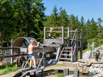 Ausflug mit Kindern - Parkmöglichkeiten - Roßleithen - Der Wassererlebnispark St. Gallen ist eine Wunderwelt für sich und ein Abenteuer für all jene, die wissen wollen, auf welch vielfältige Weise man mit Wasser „arbeiten“ kann. Verschiedenste Stauanlagen, Schleusen, Wasserkraftanlagen und Bootskanäle warten darauf, von euch entdeckt und – vor allem – aktiv ausprobiert zu werden!
Auch die historische Bedeutung der Wassernutzung wird durch alte Sägewerke, Schmieden, Mühlen und vieles andere mehr spürbar lebendig und erlebbar! - Wassererlebnispark Im Gesäuse