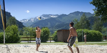 Ausflug mit Kindern - Sportanlage: Fußballplatz - Saalbach - 2 Volleyball-Plätze beim Erlebnisbadesee in Uttendorf/Weißsee - Erlebnisbadesee Uttendorf