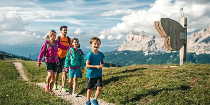 Ausflug mit Kindern - sehenswerter Ort: Kirche - Trentino-Südtirol - Leichte Wanderung am Pralongiá - Bioch – Arlara Plateau