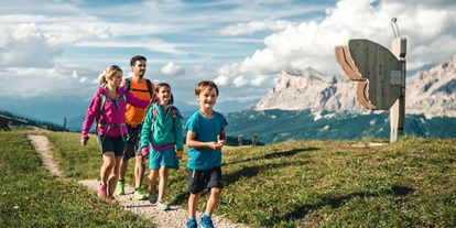Ausflug mit Kindern - Weg: Erlebnisweg - Wolkenstein - Gröden - Leichte Wanderung am Pralongiá - Bioch – Arlara Plateau