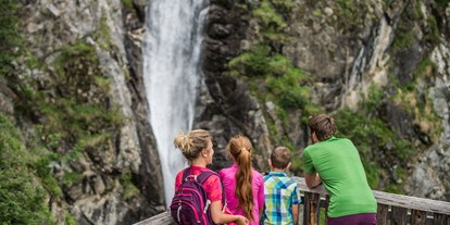 Ausflug mit Kindern - Kinderwagen: vollständig geeignet - Wanderdorf La Val - Familienwanderung zum Klammbach Wasserfall