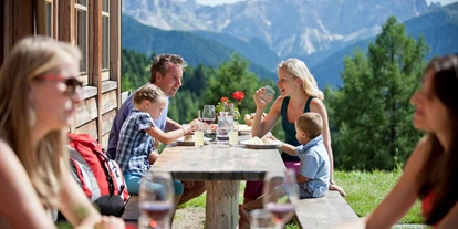 Trip with children - Reischach (Trentino-Südtirol) - Sagenwanderung über die Lüsner Alm - Einkehr auf der Kreuzwiesenalm - Sagenhafte Familienwanderung über die Lüsner Alm