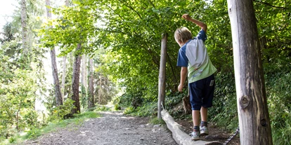 Reis met kinderen - Themenschwerpunkt: Entdecken - Tisens-Prissian - Der Wackelbalken am Eichhörnchenweg!  - Eichhörnchenweg