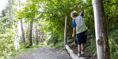 Ausflug mit Kindern - Preisniveau: kostenlos - Töll - Partschins - Der Wackelbalken am Eichhörnchenweg!  - Eichhörnchenweg