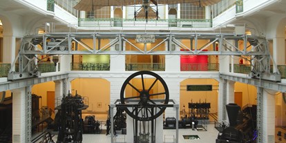 Ausflug mit Kindern - Ausflugsziel ist: ein Museum - Mittelhalle mit Etrich-Taube und Prick´schem Rad - Technisches Museum Wien