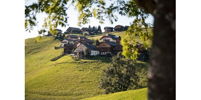 Ausflug mit Kindern - Ausflugsziel ist: ein Bauernhof - Wolkenstein - Gröden - Weiler von La Val - Wanderung zu den Bauernhöfen in La Val