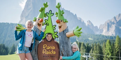 Ausflug mit Kindern - TOP Ausflugsziel 2024 - Trentino-Südtirol - Fotostation am Eingangsportal
Direkt am Eingang des Parkplatzes Monte Pana befindet sich das Eingangsportal des Erlebnisweges PanaRaida. Gleich nebenan wurde eine kleine Fotostation mit dem Langkofel als Hintergrund errichtet um den Besuch der PanaRaida stets in Erinnerung zu behalten. - Naturerlebnisweg PanaRaida in Gröden/Val Gardena