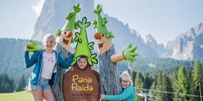 Ausflug mit Kindern - Freizeitpark: Vergnügungspark - Obereggen (Trentino-Südtirol) - Fotostation am Eingangsportal
Direkt am Eingang des Parkplatzes Monte Pana befindet sich das Eingangsportal des Erlebnisweges PanaRaida. Gleich nebenan wurde eine kleine Fotostation mit dem Langkofel als Hintergrund errichtet um den Besuch der PanaRaida stets in Erinnerung zu behalten. - Naturerlebnisweg PanaRaida in Gröden/Val Gardena