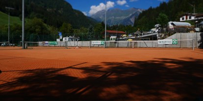 Ausflug mit Kindern - Kinderwagen: vollständig geeignet - Dorf Tirol - 3 Frei-Tennisplätze - SportArena Passeier
