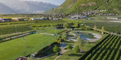 Ausflug mit Kindern - Sportanlage: Fußballplatz - Sarntal - Luftaufnahme Naturbad Gargazon - Naturbad Gargazon